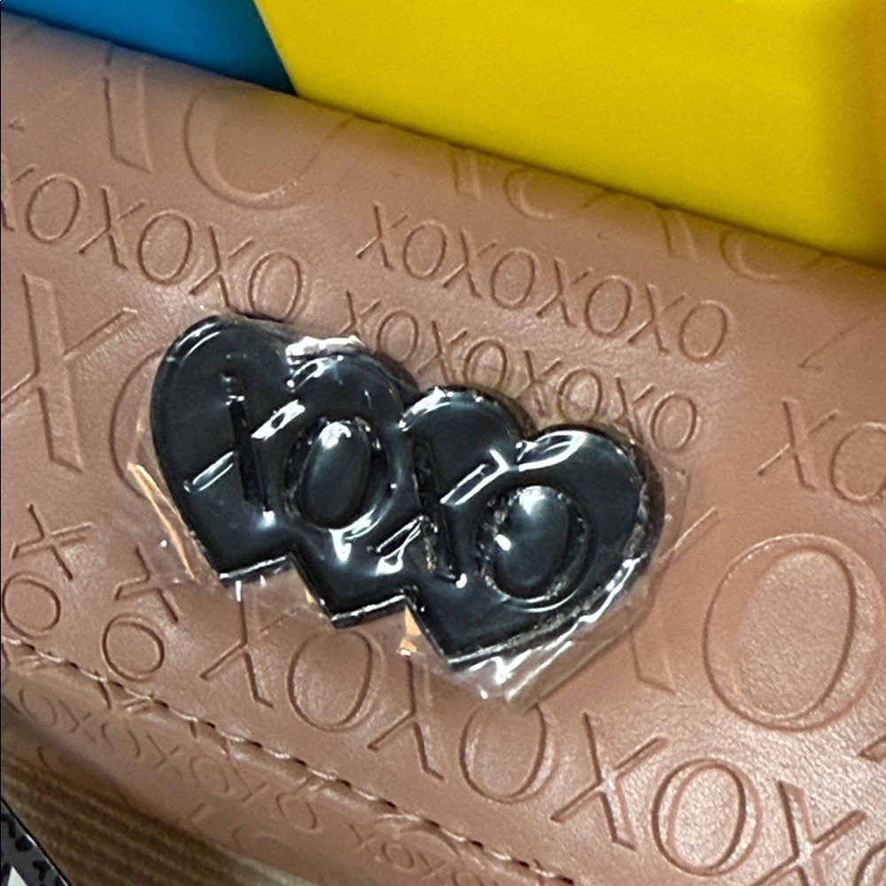 XOXO Embossed Wallet Blush Pink Hearts Zip Around Accordion Clutch Brand New - Picture 13 of 13